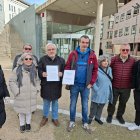Membres de la iniciativa Salvem Cal Macià davant dels Jutjats de Lleida.