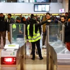 Desconcert. La jornada d’ahir va tornar a estar marcada pel desconcert dels usuaris de Rodalies, que a primera hora no sabien si arribaria el seu tren. El paper dels informadors va ser clau a les principals estacions, com la de Sants a Barcelona. Allà va ser on el portaveu de Rodalies, Antonio Carmona, va anunciar a primera hora que es reprenia el servei i poc després que se suspenia, que es recuperava una altra vegada i que es tornava a parar. Tot això en menys d’una hora. - KIKE RINCÓN / EUROPA PRESS