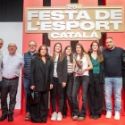 La delegació del Vila-sana posa amb el trofeu a la conclusió de la gala celebrada a Barcelona. - ANIOL MORAL