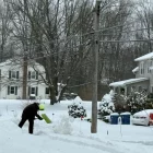 Una persona neteja un carrer de neu a la localitat de Hudson, Ohio. - EFE/ RODRIGO SEPÚLVEDA