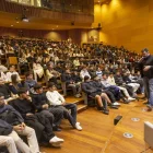 Centenars d’alumnes de primer de Batxillerat, ahir en la Jornada de Recerca 2026. - JORDI ECHEVARRIA