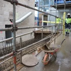 Obres per instal·lar les noves escales de la passarel·la sobre les vies - AMADO FORROLLA