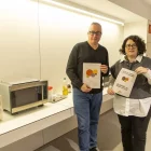 Serafí Cambray Carner i Meritxell Soria, mostrant les receptes que s’ensenyaran als tallers. - JORDI ECHEVARRIA