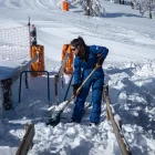 Una treballadora de Port Ainé obre un pas a la neu. - MARTA LLUVICH/ACN