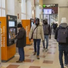 Passatgers caminant ahir per l’estació de Lleida-Pirineus, on l’AVE va centrar tots els retards. - LAIA PEDRÓS