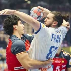 El lusità Luís Frade intenta llançar defensat per Javi Rodríguez. - EFE/EPA/THOMAS TRAASDAHL