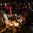 Un home s’agenolla en el memorial d’Alex Pretti, abatut per agents de l’ICE. - EFE/EPA/CRAIG LASSIG