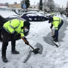 Treballadors treuen la neu al carrer a Torrelodones, Madrid. - EFE/EPA/PAULO NOVAIS