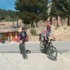 Una parella de cicloturistes holandesos dirigint-se a un dels circuits del Centre BTT de Tarrés. - X.B.