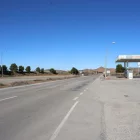 El mal estat de la carretera a una i altra banda es pot veure en el límit entre Lleida i Osca. - AMADO FORROLLA