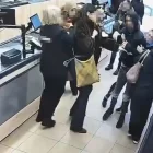 El lladre va ser retingut per empleades i clientes del supermercat.