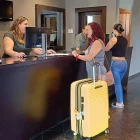 Imatge d’arxiu de turistes arribant al Parador de la Seu. - C.SANS