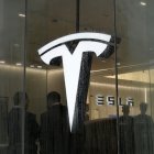 El logo de Tesla.
