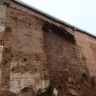 Imatge exterior i interior de la paret de la Casa de la Vila de Torrelameu que es va ensorrar ahir. - J.GÓMEZ