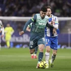 Carles Aleñà porta la pilota perseguit per Jofre. - EUROPA PRESS