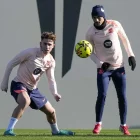 Fermín, que ahir va renovar, amb Raphinha a l’entrenament. - EFE