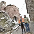 David Nus i el seu fill Gerard, a l’església de Sant Clem de Mencui. - EDGAR ALDANA