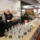 Persones de l'Associació Alba de Tàrrega treballant al restaurant El Gat.