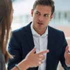Dos personas manteniendo una conversación.