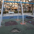 El paviment de cautxú està molt desgastat. - LAIA PEDRÓS