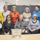 La junta de l’entitat, amb la placa commemorativa pel 25 aniversari. - LAIA PEDRÓS