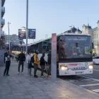 Usuaris pujant ahir a un bus alternatiu a les línies R13 i R14 davant l’estació de trens. - PAU PASCUAL PRAT