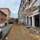 Obras de renovación del alcantarillado en marcha en la calle Artur Mor, en la Mariola.