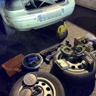 Rodes sostretes d'un cotxe estacionat al carrer a Cervera.