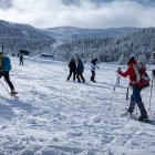 Persones caminant amb raquetes de neu a l'estació d'esquí de Port Ainé en una imatge d'arxiu.