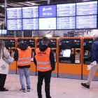 Usuaris i informadors ahir al matí a l’estació de Sants, a Barcelona. - ACN