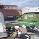 El remolc i les escombraries que autors desconeguts van deixar ahir vora contenidors d’Albatàrrec. - J.S.