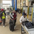 Desenes de persones fent cua a l’estació de Lleida Pirineus per accedir a les andanes. - LAIA PEDRÓS