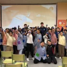 Jaume Pascual i Asier Ortiz amb els alumnes de l’Escola Príncep de Viana de Lleida. - ATLÈTIC LLEIDA