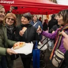 Alegría va repartir ahir dolços entre els ciutadans en el marc dels actes de la seua campanya electoral. - PILAR ALEGRÍA/FACEBOOK