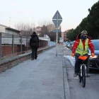 El nou carril bici s’habilitarà al costat del canal. Ara hi ha un tram per a bicis gairebé invisible. - DANI MARRERO