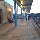 Alguns dels afectats, esperant ahir a l’andana de l’estació. - ROSA ESPÍN