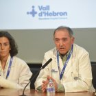 El Dr. Albert Salazar, director gerente de Vall d'Hebron, junto a la Dra. Patricia Pozo, jefa del Servicio de Neurología de Vall d'Hebron, durante una rueda de prensa en enero para informar del estado de salud del presidente Salvador Illa.