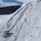 El camió carregat de neu que ha caigut cent metres muntanya avall al Pas de la Casa, a Andorra.