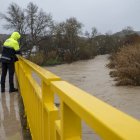 Agentes de la policía Local de Puente Tablas (Jaén) vigila la crecida del río Guadalbullón a su paso por la localidad.