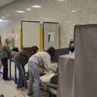 Passatgers passant ahir el control d’accés abans de pujar a un dels Avant gratuïts operats per Renfe. - A. BATLLE