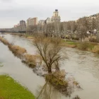 El riu Segre va arribar al seu pas per Lleida als 84 metres cúbics per segon i va negar part de la canalització. A la dreta, la carretera de Mur tallada per un despreniment. - JORDI ECHEVARRIA