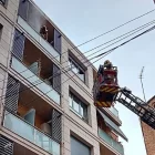 Dotacions dels Bombers, ahir al carrer Ramon Soldevila. - BOMBERS DE LA GENERALITAT