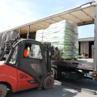 Treballs de càrrega de llavors a la fàbrica lleidatana de Bell-lloc d’Urgell. - AMADO FORROLLA