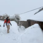 Clàudia Castaño pels carrers de Rubió, plens de neu. - MARTA LLUVICH /ACN