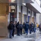 Aquesta setmana cada dia s’han format cues davant l’Oficina Municipal d’Atenció Ciutadana de l’ajuntament de Lleida. - JORDI ECHEVARRIA