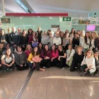 Fotografia de grup de l’expedició sanitària, impulsada per Lleida pels Refugiats, ahir a l’aeroport del Prat. - LLEIDA PELS REFUGIATS