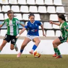 Laura Blasco, de l’AEM, davant dos jugadores del Betis en el partit de la primera volta. - PAU PASCUAL