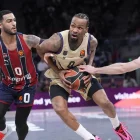 Kevin Punter entra a cistella davant Marcus Howard.