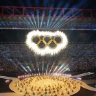 Un moment de la cerimònia inaugural amb els cèrcols olímpics presidint l’estadi. - EUROPA PRESS