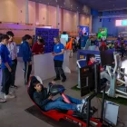 Joves jugant a videojocs ahir a Ponts. - AGUSTÍ CUCURULLS